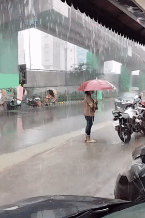 Heavy morning rainfall floods Dhaka streets, residents seek shelter