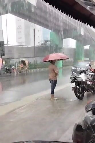 Heavy morning rainfall floods Dhaka streets, residents seek shelter