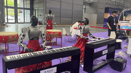 Robot musicians, plush toys showcased at Futian convention center