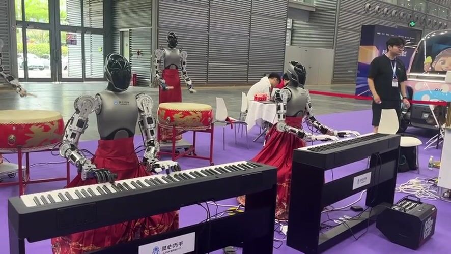 Robot musicians, plush toys showcased at Futian convention center