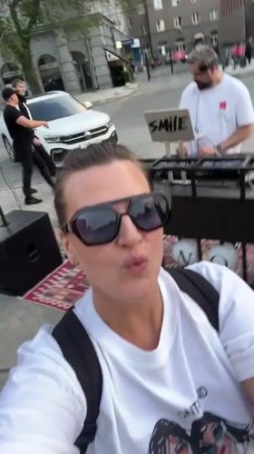 Couple enjoys afternoon cinema and street entertainment in Novosibirsk
