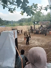 Indonesian cultural performance draws crowds to outdoor venue