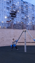 Children play near smoking apartment building in Nizhnevartovsk