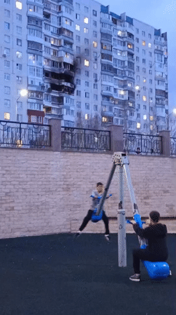 Children play near smoking apartment building in Nizhnevartovsk