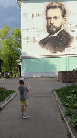 Child with backpack observed on sidewalk in Klin