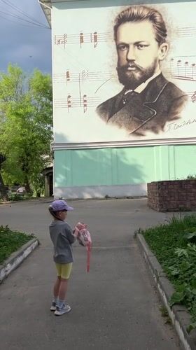 Child with backpack observed on sidewalk in Klin