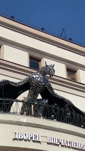 Tourist captures Kazan's public art and architecture during afternoon walk