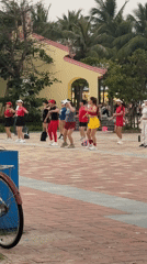 Beach crowd dances, exercises on Da Nang promenade
