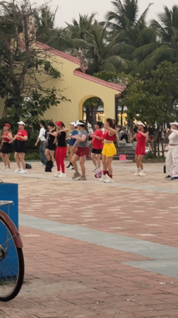Beach crowd dances, exercises on Da Nang promenade