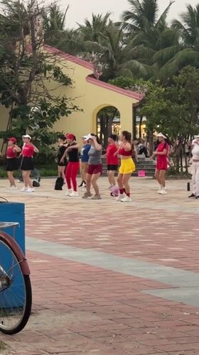 Beach crowd dances, exercises on Da Nang promenade