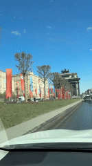 Driver captures routine morning traffic near Moscow's Triumphal Arch