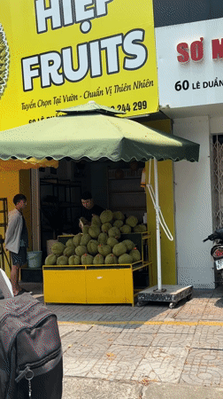 Early morning durian vendor spotted at roadside stand in Đà Nẵng