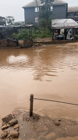 Ihiagwa floods during heavy rain, streets swamped and traffic struggling