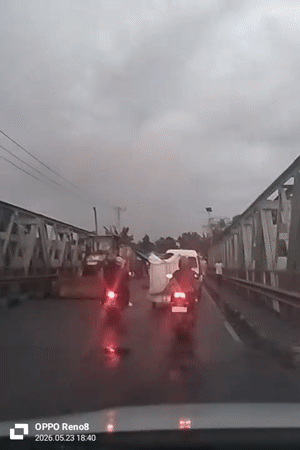 Traffic backup during road work in rainy Kruet Teumpeun
