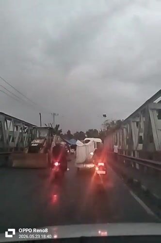 Traffic backup during road work in rainy Kruet Teumpeun