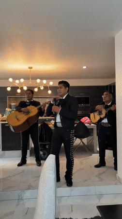 Mariachi band performs midnight house concert in Mexico