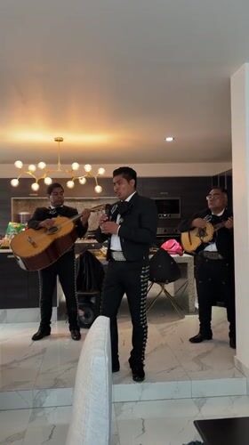 Mariachi band performs midnight house concert in Mexico