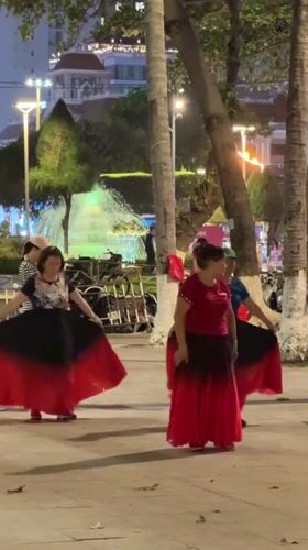 Nha Trang beachfront promenade comes alive after dark