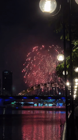 Fireworks display draws crowds to Đà Nẵng waterfront