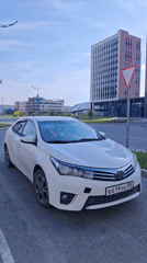Two white Toyotas on Novy Urengoy streets, one minute apart