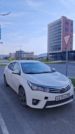 Two white Toyotas on Novy Urengoy streets, one minute apart