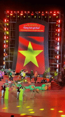 Cultural performance with fireworks draws crowds to Da Lat lake