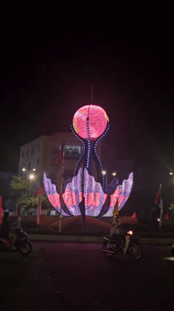 Evening street life documented across Nha Trang, Vietnam