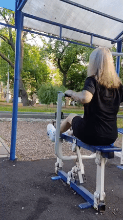 Afternoon at a Novokuybyshevsk park: rides, gym, and greenery