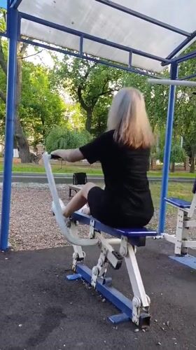 Afternoon at a Novokuybyshevsk park: rides, gym, and greenery