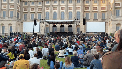 Outdoor piano concert draws crowd to classical building lawn