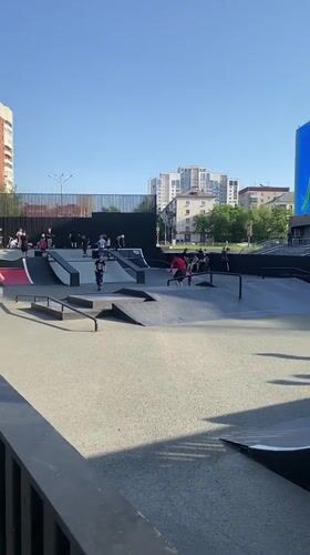 Afternoon stroll through Yekaterinburg parks and public spaces documented
