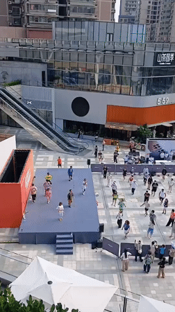 Public dance class draws crowds in Jiulongpo plaza
