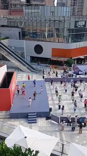 Public dance class draws crowds in Jiulongpo plaza