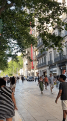 Breakdancer draws crowd in Barcelona public square