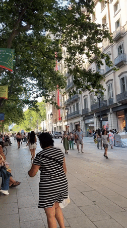 Breakdancer draws crowd in Barcelona public square