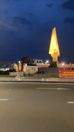 Vehicle captures illuminated monument footage in Phan Thiet Ward