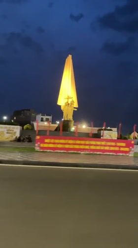 Vehicle captures illuminated monument footage in Phan Thiet Ward