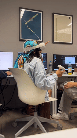 Late-night VR session documented in Mexico City office