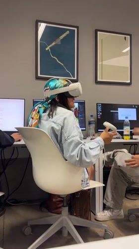 Late-night VR session documented in Mexico City office