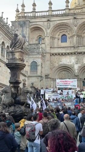 Banner demonstration draws crowd at Santiago cathedral