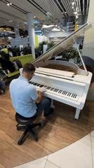 Early morning piano performance captivates passengers at Chișinău airport