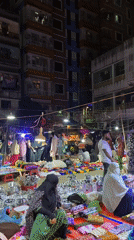 Busy night market draws crowds in Dhaka