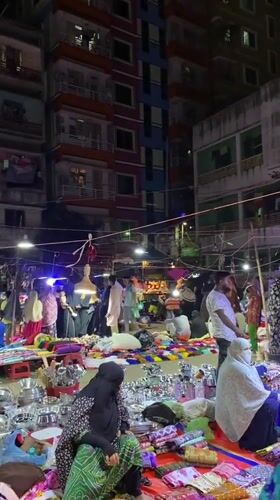 Busy night market draws crowds in Dhaka