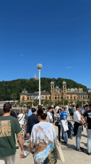 Sunny day draws crowds to San Sebastián's La Concha Beach