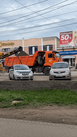 Baby with balloon spotted during street construction in Votkinsk