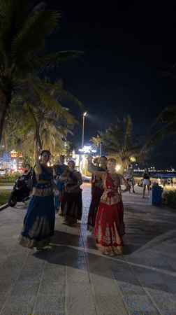 Women perform traditional Indian dance in Đà Nẵng
