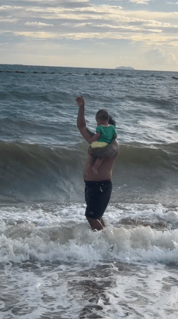 Pattaya beach life: surf, families, and shoreline details