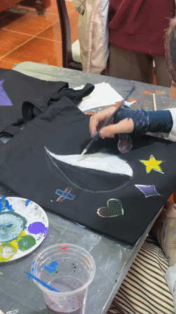 Tote bag painting session underway at a Đạ Cháy community space