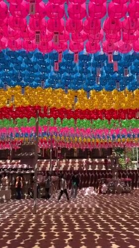 Visitor captures lantern festival at Seoul's Bongeunsa Temple