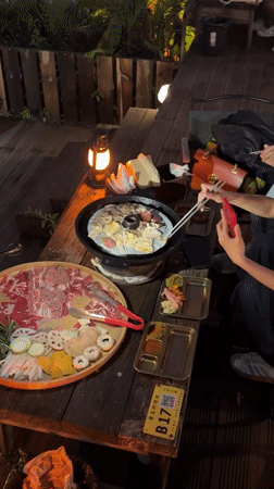 Outdoor rooftop dining scene captured in Nan'an District